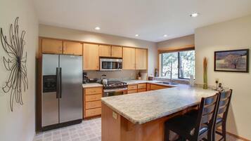 Kondominium, 1 Tempat Tidur King (Ridge Condo 39) | Dapur pribadi