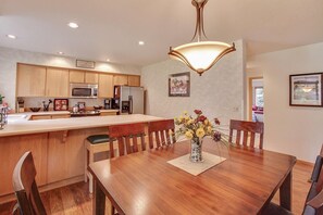 Condo, 1 King Bed (Ridge Condo 33) | Dining