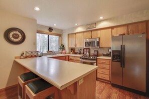 Condo, 1 King Bed (Ridge Condo 33) | Private kitchen - Ridge Condo 33 (Bend)