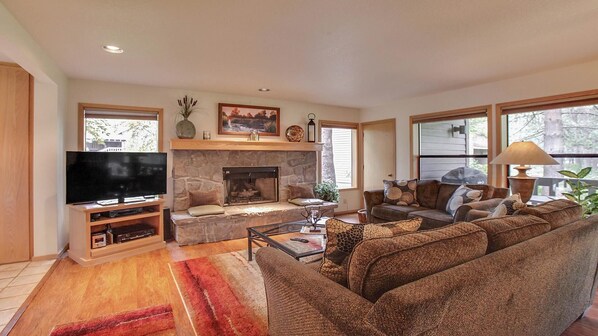 Condo, 1 King Bed (Ridge Condo 33) | Living room
