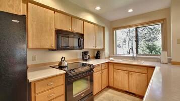 Condo, 1 King Bed (Ridge Condo 29) | Private kitchen
