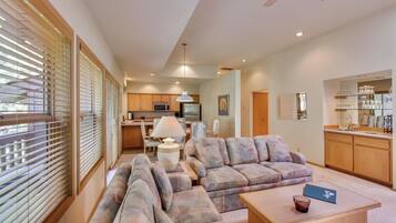 Kondominium, 1 Tempat Tidur King (Ridge Condo 20) | Area keluarga