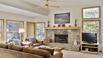 Kondominium, 1 Tempat Tidur King (Ridge Condo 16) | Ruang keluarga