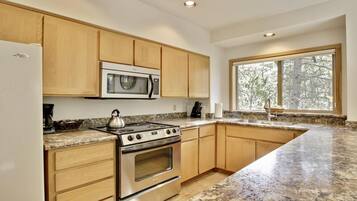 Kondominium, 1 Tempat Tidur King (Ridge Condo 16) | Dapur pribadi