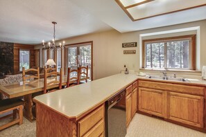 Condo, 1 très grand lit (Ridge Condo 13) | Cuisine privée