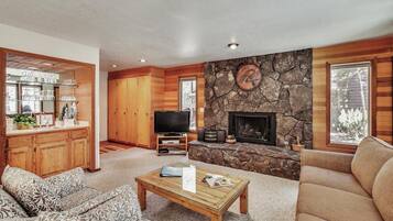 Kondominium, 1 Tempat Tidur King (Ridge Condo 13) | Ruang keluarga