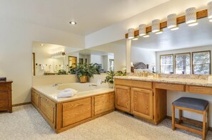 Condo, 1 giường cỡ king (Ridge Condo 09) | Phòng tắm