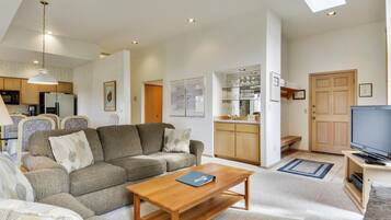 Condo, 1 King Bed (Ridge Condo 04) | Living room