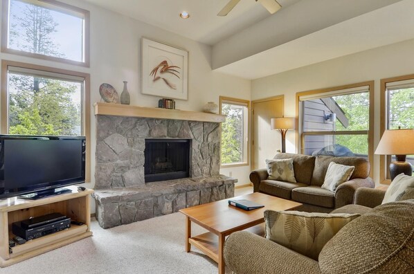 Condo, 1 King Bed (Ridge Condo 04) | Living room