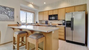 Condo, 1 King Bed (Ridge Condo 04) | Private kitchen - Ridge Condo 04 (Bend)