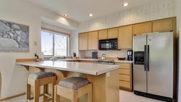Condo, 1 King Bed (Ridge Condo 04) | Private kitchen