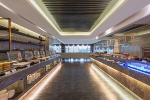 A buffet with multiple food stations, a modern ceiling design, and a view of the outside through large windows. - Yitel Linyi Binhe Avenue (Linyi)