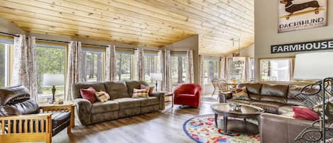 House, Multiple Beds (Conifer 10) | Living room