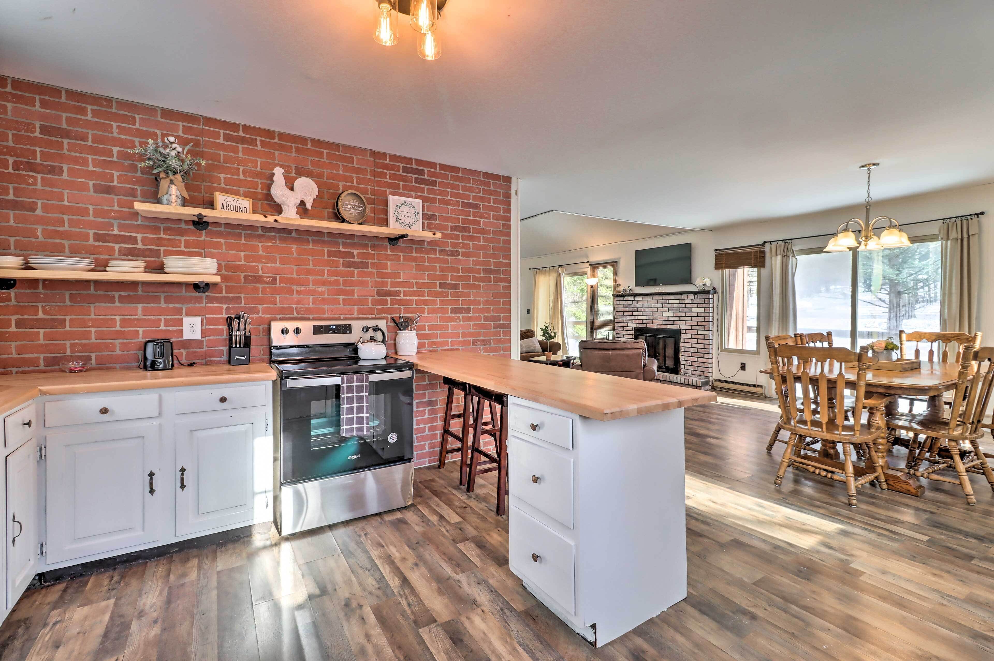 Cozy Tobyhanna Cabin w/ Hot Tub + Resort Amenities