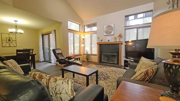 Living room - Skyline Condo 02 (Bend)