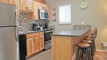 Kondominium, 1 Tempat Tidur Queen (Powder Village E2) | Dapur pribadi