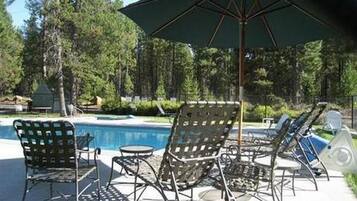 Kondominium, 1 Tempat Tidur Queen (Powder Village E2) | Kolam renang | Kolam renang indoor dan kolam renang outdoor