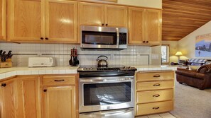 House, Multiple Beds (East Butte 20) | Private kitchen - East Butte 20 (Bend)