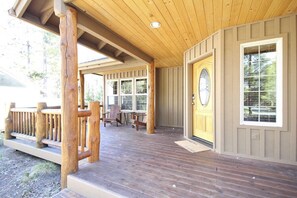 Hus - flera sängar (Oregon Loop 05) | Balkong