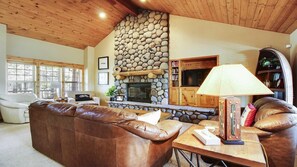 House, Multiple Beds (Oregon Loop 05) | Living room