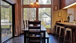 Talo, useita sänkyjä (Lost Lane 12) | Yksityinen keittiö | Jääkaappi, mikroaaltouuni, liesi, astianpesukone