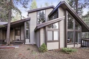 Talo, useita sänkyjä (Lost Lane 12) | Ulkopuoli