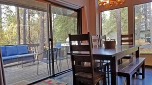 Talo, useita sänkyjä (Lost Lane 12) | Yksityinen keittiö | Jääkaappi, mikroaaltouuni, liesi, astianpesukone