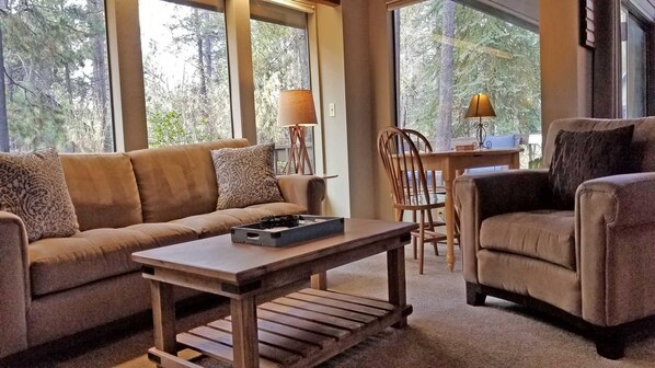 Talo, useita sänkyjä (Lost Lane 12) | Olohuone | Televisio, takka, DVD-soitin