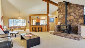 House, Multiple Beds (Klamath 06) | Living room