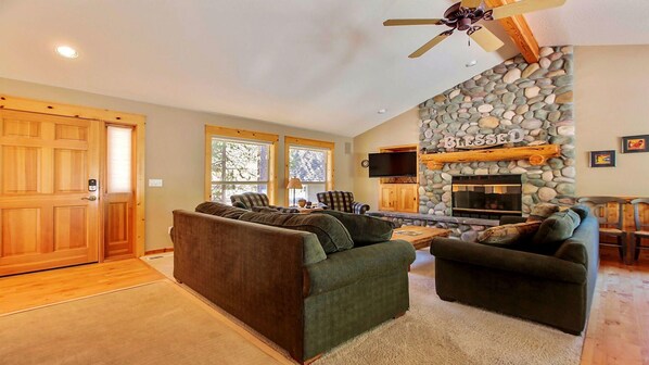 House, Multiple Beds (Quail 5) | Living room