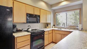 Kondominium, 1 Tempat Tidur King (Ridge Condo 44) | Dapur pribadi