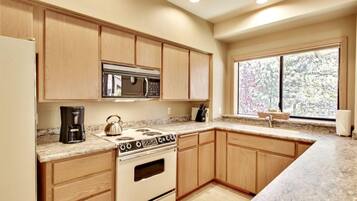 Kondominium, 1 Tempat Tidur King (Ridge Condo 38) | Dapur pribadi