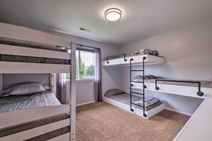 3 slaapkamers, een bureau, een strijkplank/strijkijzer, reisbedje