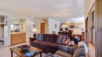 Kondominium, 1 Tempat Tidur King (Ridge Condo 31) | Ruang keluarga