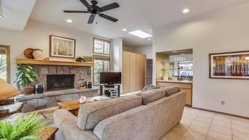 Condo, 1 King Bed (Ridge Condo 06) | Living room