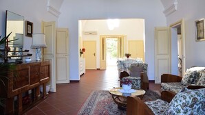 Villa, 5 Schlafzimmer, Kamin | Wohnbereich