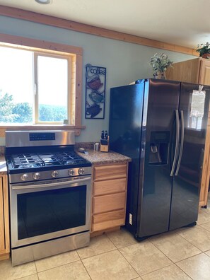 Fridge, microwave, oven, stovetop - Twisted Cedars Ranch: Rest, Restore, Relax in mountain style. (Mancos)