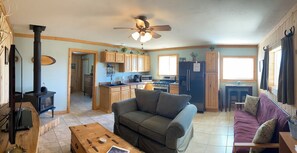 TV, fireplace, DVD player, books - Twisted Cedars Ranch: Rest, Restore, Relax in mountain style. (Mancos)