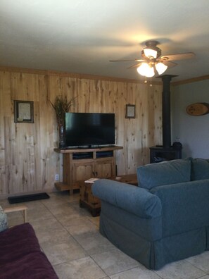 TV, fireplace, DVD player, books - Twisted Cedars Ranch: Rest, Restore, Relax in mountain style. (Mancos)