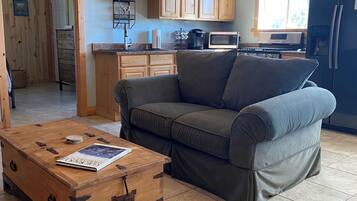 Tv, eldstad, dvd-spelare och böcker