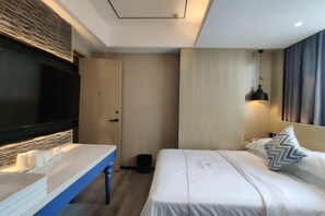 A modern hotel room with a bed, bedside table, and a TV mounted on the wall. - Shangyuan Chain Hotel Guangzhou Railway Station (Guangzhou)