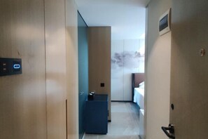 A hotel room with a bed, a desk, and a wall-mounted control panel. - Shangyuan Chain Hotel Guangzhou Railway Station (Guangzhou)