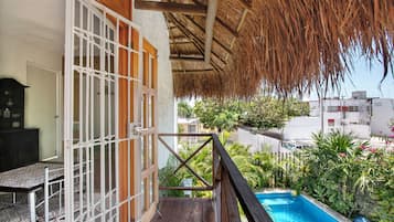 Departamento, 2 habitaciones, para fumadores, alberca privada | Balcón