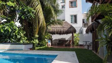 Departamento, 2 habitaciones, para fumadores, alberca privada | Alberca | Alberca al aire libre