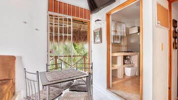 Departamento, 2 habitaciones, para fumadores, alberca privada | Restaurantes