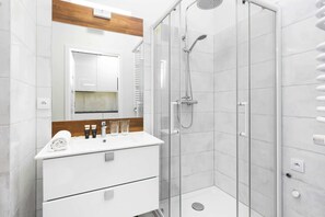 Shower, towels - Prymasa Tysiąclecia 83a | Studio |Air Conditioning (Warszawa)