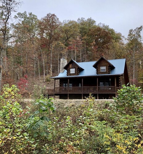 Gorgeous, tree top views from this cabin