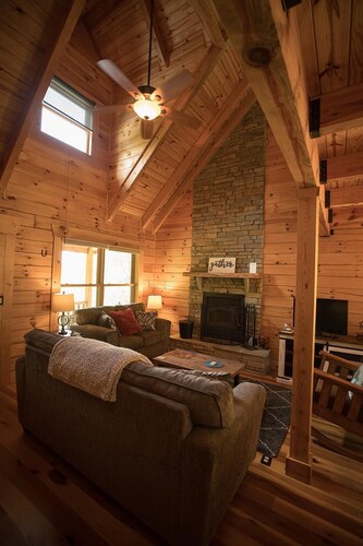 Gorgeous, tree top views from this cabin