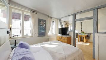 1 dormitorio, tabla de planchar con plancha, wifi y ropa de cama