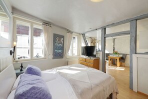 1 slaapkamer, een strijkplank/strijkijzer, wifi, beddengoed